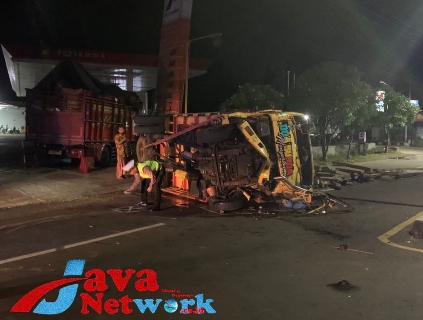 Suasana Terjadinya Tabrakan Truk vs Truk di Depan SPBU Gedungan Kecamatan Batuan