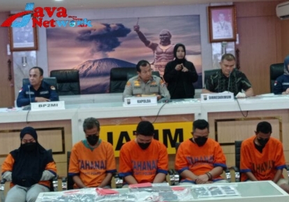 Kapolda Jatim Irjen Pol Dr Toni Harmanto MH Pada Konferensi Pers Di Mapolda Jatim