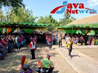 Babinsa 0827/23 Giligenteng Lakukan Pengamanan dan Monitoring Karnaval