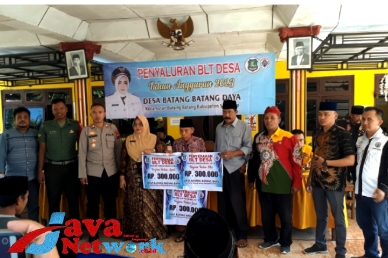 Babinsa 0827/14 Batang-Batang Dampingi Penyaluran BLT Dana Desa