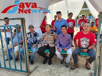 Kapolres Sumenep AKBP Edo Satya Kentriko SH SIK MH Bersama Kepala Desa Kebunagung dan Panitia Lomba Burung Berkicau