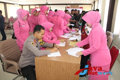 Kapolres Sumenep AKBP Edo Satya Kentriko, SH, SIK, MH Bersama Ketua Bhayangkari Sumenep Menggelar Bakti Sosial Donor Darah
