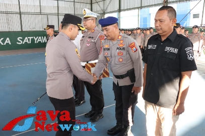 Kapolres Sumenep AKBP Edo Satya Kentriko, SH, SIK, MH Saat Memberikan Reward dan Punishment Kepada Anggota Polres Sumenep