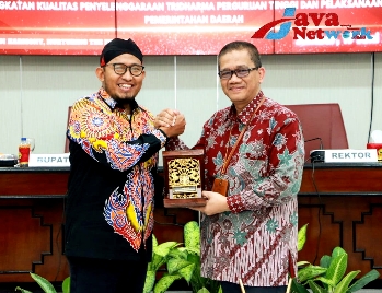 Bupati Sumenep Ra Achmad Fauzi, SH, MH Bersama Rektor Universitas Jember Usai Teken MoU