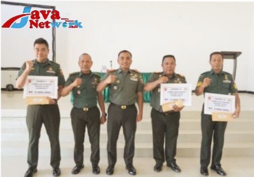 Dandim 0827/Sumenep, Letkol Czi Donny Pramudya Mahardi, SE, MSi Saat Bersama Tiga Danramil Pemenang Program Jagung Silase