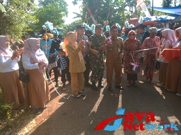 Pawai Paud Walisongo dan Imtihan, Babinsa Koramil 0827/17 Dungkek Lakukan Pengamanan