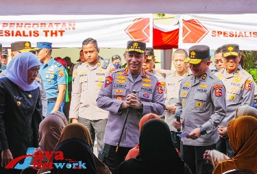Kapolri Jenderal Polisi Drs Listyo Sigit Prabowo, MSi Didampingi Gubernur Jatim Khofifah Indar Parawansa Saat Bersama Menggelar Bakti Sosial Kesehatan