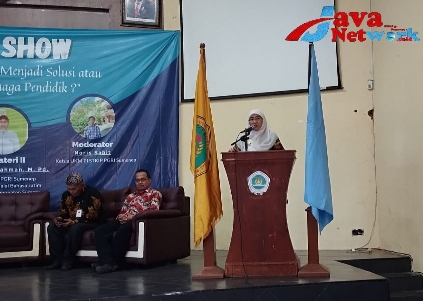 Wabup Sumenep Hj Dewi Khalifah SH MH MPdi Saat Memberikan Sambutan Pada Talkshow HMP