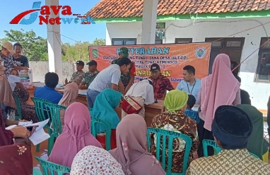 Pembagian BLT Kepada Masyarakat, Babinsa 0827/11 Pasongsongan Laksanakan Pengamanan