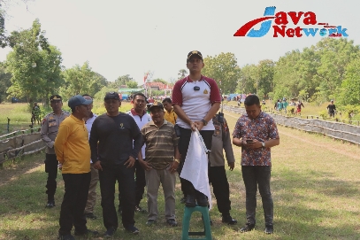 Kapolres Sumenep AKBP Edo Satya Kentriko, SH, SIK, MH Saat Melepas Kejuaraan Kerapan Kambing Se-Madura di Lapangan Sakera Desa Tanjung Kecamatan Saronggi