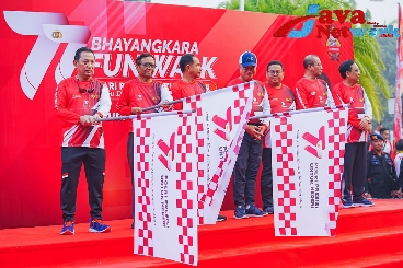 Kapolri Jenderal Polisi Drs Listyo Sigit Prabowo, MSi Saat Melepas Peserta Fun Walk Lintas Elemen