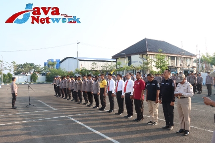 Kapolres Sumenep AKBP Edo Satya Kentriko, SH, SIK, MH Saat Pimpin Apel Pagi Jam di Lapangan Apel Satpas Satyawada Polres Sumenep