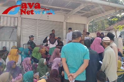 Babinsa Koramil 0827/12 Dasuk Dampingi Penyaluran Bantuan Pangan Cadangan Beras Pemerintah