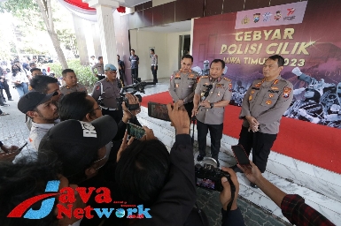 Kapolda Jatim Irjen Pol Dr Toni Harmanto, MH Didampingi Dirlantas Polda dan Kabid Humas Polda Jatim Saat Memberikan Sambutan Giat Lomba Polisi Cilik