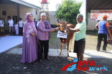 Kapolres Sumenep AKBP Edo Satya Kentriko, SH, SIK, MH dan Ketua Bhayangkari Sumenep Saat Memberikan Hewan Qurban