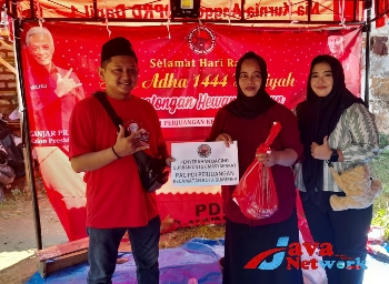 Ketua PAC PDI-P Kecamatan Kota Febriyan Saat Memberikan Daging Hewan Kurban