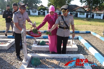 Peringati HUT Bhayangkara Ke-77, Polres Sumenep Ziarah Rombongan Dan Tabur Bunga Ke TMP Jokotole