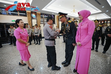 Kapolri Sematkan Tanda Kehormatan Bintang Bhayangkara Pratama ke 22 Pati Polri
