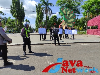 Suasana Pengamanan Aksi Unras Mahasiswa PAWS Yang Bertempat Disisi Barat Taman Adipura Sumenep