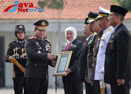 Hari Bhayangkara ke-77 Kapolda Jatim Beri Penghargaan Tan Hana Dharma Mangrwa Kepada Forkopimda Jawa Timur