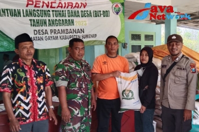 Pastikan Berjalan Aman, Babinsa Koramil 0827/20 Sapudi Dampingi Pembagian Beras Di Wilayah