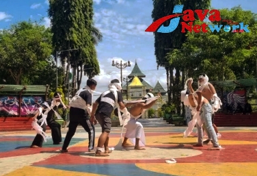 Aksi Mabar DKS dan Seniman Performatif Sumenep Usung Tisu Dalam Respon Pengunjung