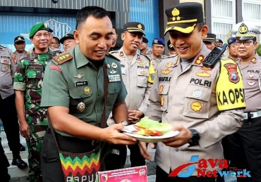 HUT Bhayangkara ke-77, Ada Momen Potong Tumpeng Warnai Dandim 0827/Sumenep Beri Kejutan Kepada Kapolres Edo