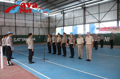 Kapolres Sumenep AKBP Edo Satya Kentriko, SH, SIK, MH Saat Memimpin Upacara Kenaikan Pangkat Kepada 42 Anggota Personel Anggota Polres Sumenep