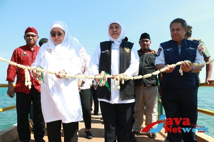 Gubernur Jawa Timur Khofifah Indar Parawansa Didampingi Wabup Sumenep Hj Dewi Khalifah SH MH MPdi Saat Melakukan Potong Pita Tandai Diresmikannya Dua Pelabuhan di Kecamatan Dungkek