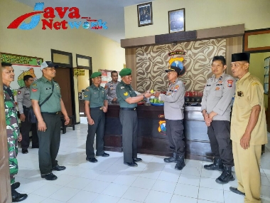 Wujud Sinergitas TNI-POLRI, Koramil 23/Giligenting Beri Tumpeng HUT Bhayangkara Ke-77 ke Polsek