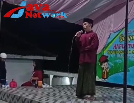 Lora Khairunnas (Anas) Saat Memberikan Sambutan Saat Meresmikan Haflatul Imtihan di Darul Najah Gadu Timur Kecamatan Ganding Kabupaten Sumenep
