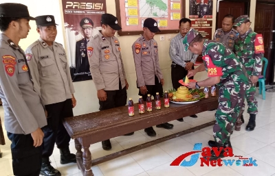 Suasana Danpos Koramil Kangayan Saat Mengunjungi Polsek Kangayan Dalam Rangka Memberikan Ucapan HUT Bhayangkara ke-77