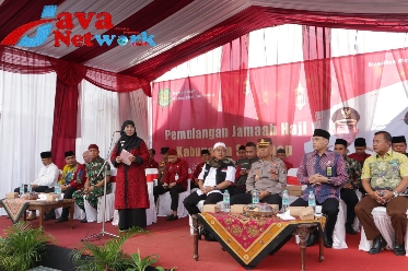 Wabup Sumenep Hj Dewi Khalifah SH MH MPdi Saat Memberikan Sambutan Pada Kegiatan Penyambutan Jamaah Haji Sumenep di Gor A Yani Sumenep