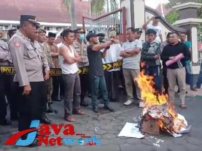 Forum NGO Madura Kepung Kantor Bupati Pamekasan, Tantang Untuk Lakukan Sumpah Pocong