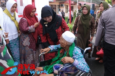 Wabup Sumenep Hj Dewi Khalifah SH MH MPdi Saat Menyambut Kedatangan Jamaah Haji Sumenep di Lapangan Gor A Yani Pangligur Sumenep. Jum'at (07/07/2023)