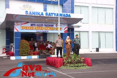 Didampingi Kapolres dan Dandim Sumenep, Wabup Hj Dewi Khalifah, SH, MH, MPdi Pimpin Apel Gelar Pasukan Operasi Patuh 2023