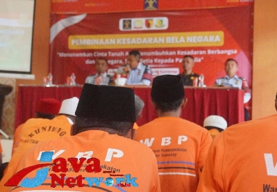 Kepala Rutan Kelas IIB Sumenep Ridwan Susilo, Amd IP, MM Bersama Kepala Subdenpon TNI Sumenep Saat Memberikan Paparan Bela Negara Kepada WBP