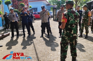 Loyalitas Tinggi, Danramil 0827/18 Kangean Jamin Keamanan Jamaah Haji Di Pelabuhan Arjasa
