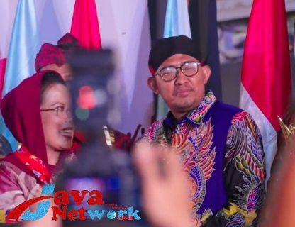 Bupati Sumenep Achmad Fauzi, SH, MH Saat Menerima Penghargaan Sebagai Pembina Koperasi Andalan 2023