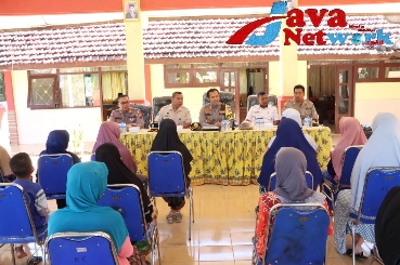 Kapolres Sumenep Didampingi Sekcam Talango Serta Forkopimka Talango Saat Menggelar Jum'at Curhat