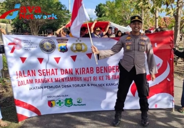 Kapolsek Kangayan, Iptu Miftahol Rahman, SH, MH Saat Mengawal Jalannya Jalan-jalan Sehat dan Kirab Bendera Sepanjang 78