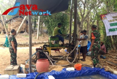 Babinsa Bantu Warga Batu Putih Daya Gali Sumur Bor