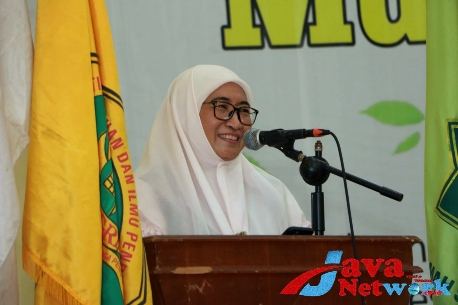 Wabup Sumenep Hj. Dewi Khalifah, SH, MH, MPdi Saat Memberikan Sambutan Launching SCM Madura UKM di Gedung Graha Kemahasiswaan STKIP PGRI Sumenep