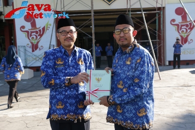 Bupati Sumenep H. Achmad Fauzi, SH, MH saat Menerima Secara Simbolis Sertifikat Tanah Aset Milik Pemkab Sumenep Dari Kepala BPN Sumenep Agus Purwanto