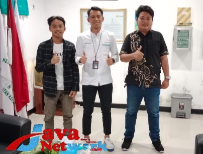 Foto Bersama Kordinator Aliansi Pemuda Peduli Gili Iyang, Mawardi Bersama Manajer PLN Sumenep Regina Harco Ludi Sanu. Senin (17/07/2023)