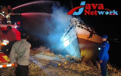 Pemadam Kebakaran Kabupaten Sumenep Saat Berusaha Memadamkan KLM Usaha Bersama Yang Terbakar