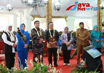 Foto Bersama Kasal, Gubernur Jatim, Kepala BKKBN RI, Bupati Sumenep dan Ketum Jalasenastri, Ketua TP PKK Kabupaten Sumenep