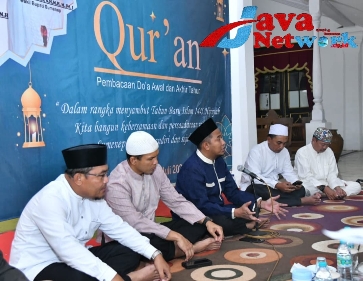 Bupati Sumenep H. Achmad Fauzi Wongsojudo, SH, MH Bersama Forkopimda Sumenep Saat Menggelar Khotmil Qur'an dan Pembacaan Doa di Pendopo Agung Keraton Sumenep