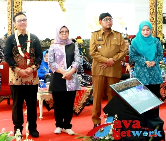 Kepala BKKBN RI Dr. dr. Hasto Wardoyo, SpOG Beserta Istri Dan Bupati Sumenep H. Achmad Fauzi Wongsojudo SH MH bersama Nia Kurnia Fauzi
