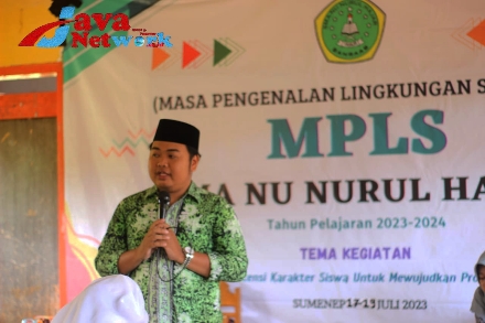 Mawardi MS Sosok Pengacara Muda Asal Giliyang Dungkek Saat Menjadi Pemateri MPLS di SMA Nurul Hajar Banraas Dungkek